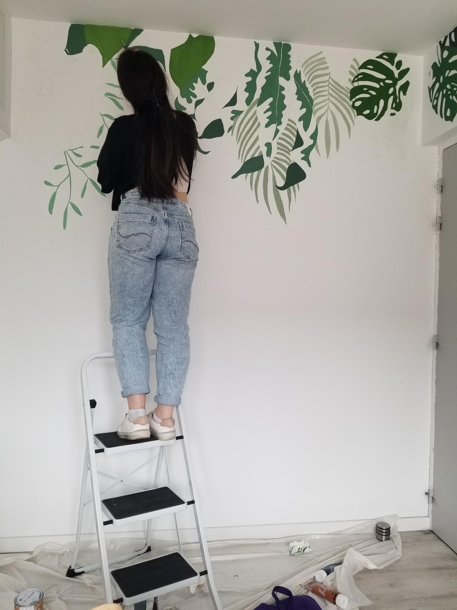 Tania Griglio peint une fresque tropicale