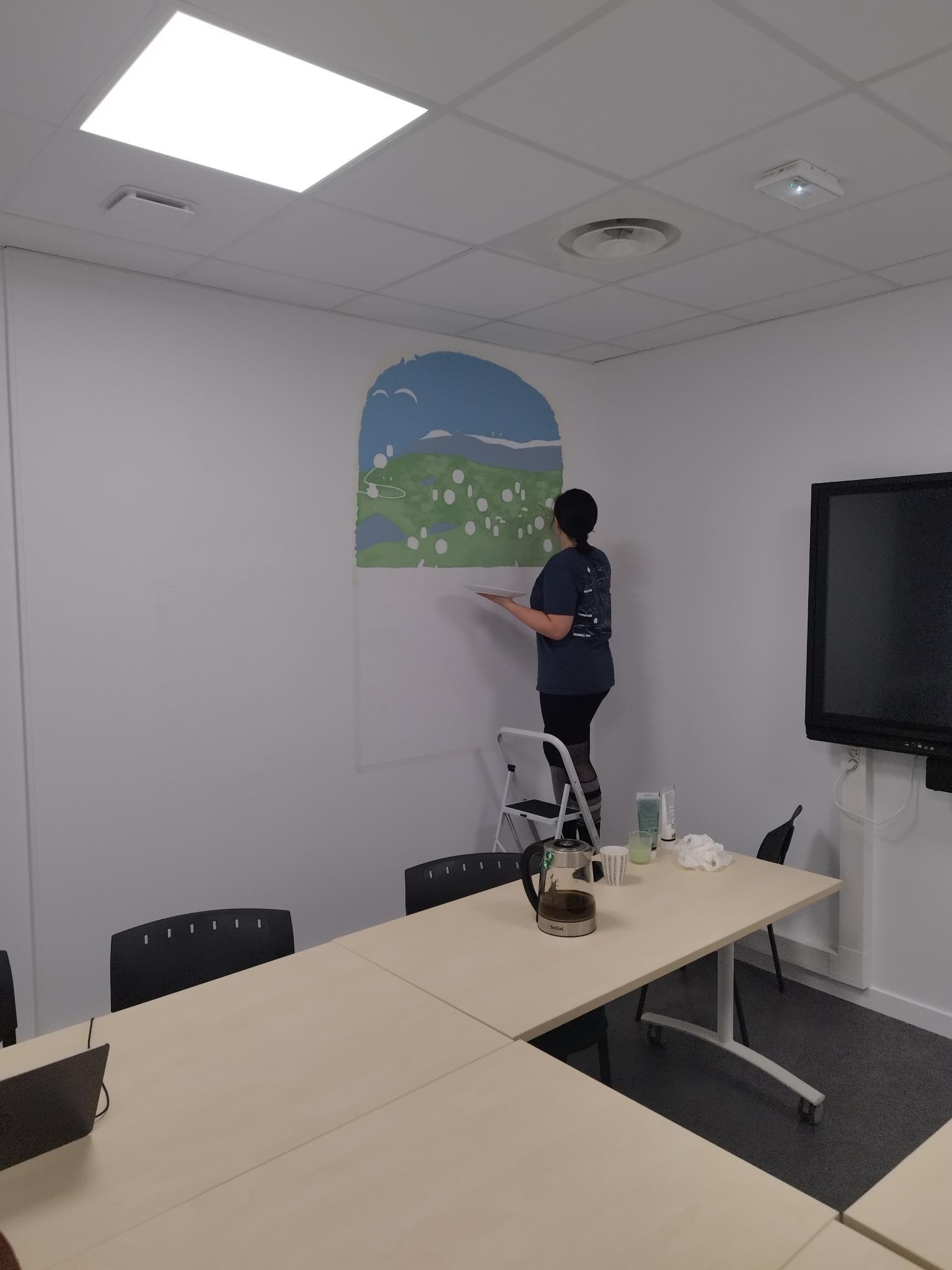 Tania de dos peignant une fresque